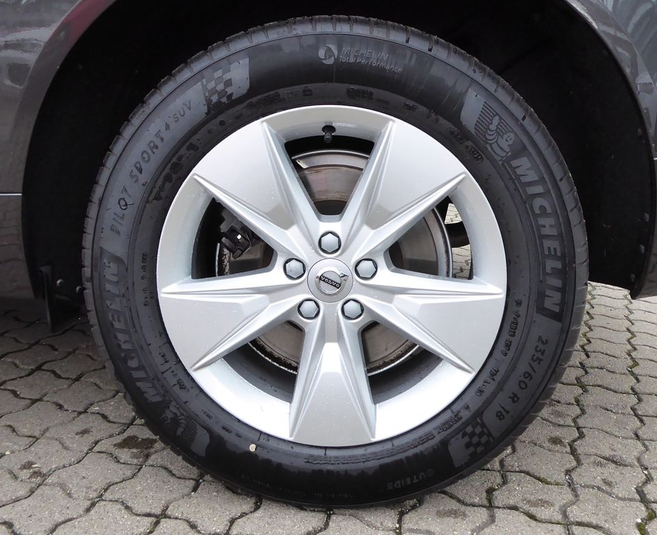 Volvo XC60 B4 Momentum Pro 2WD