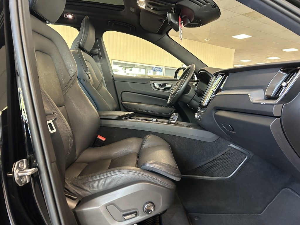 Volvo XC60 Momentum Pro AWD Pano