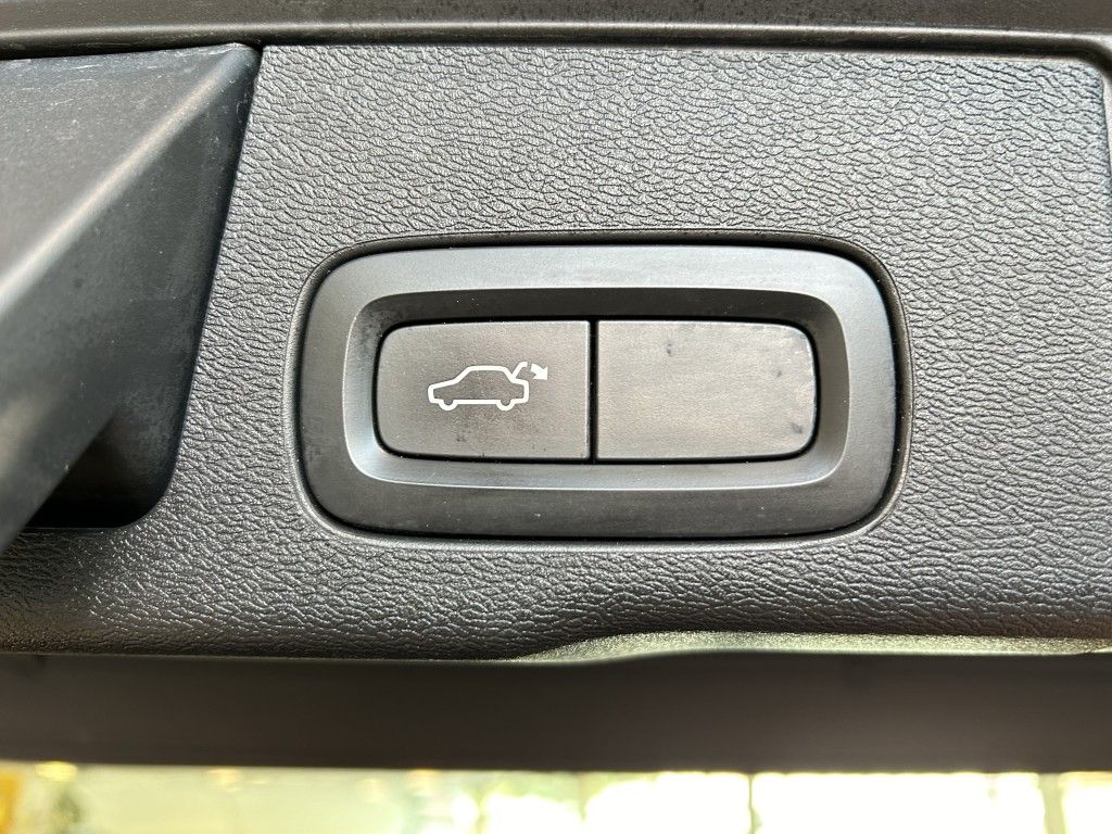 Volvo XC60 Momentum Pro AWD Pano