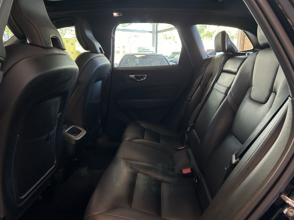 Volvo XC60 Momentum Pro AWD Pano