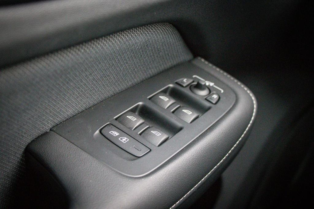 Volvo S60 Plus Dark B4