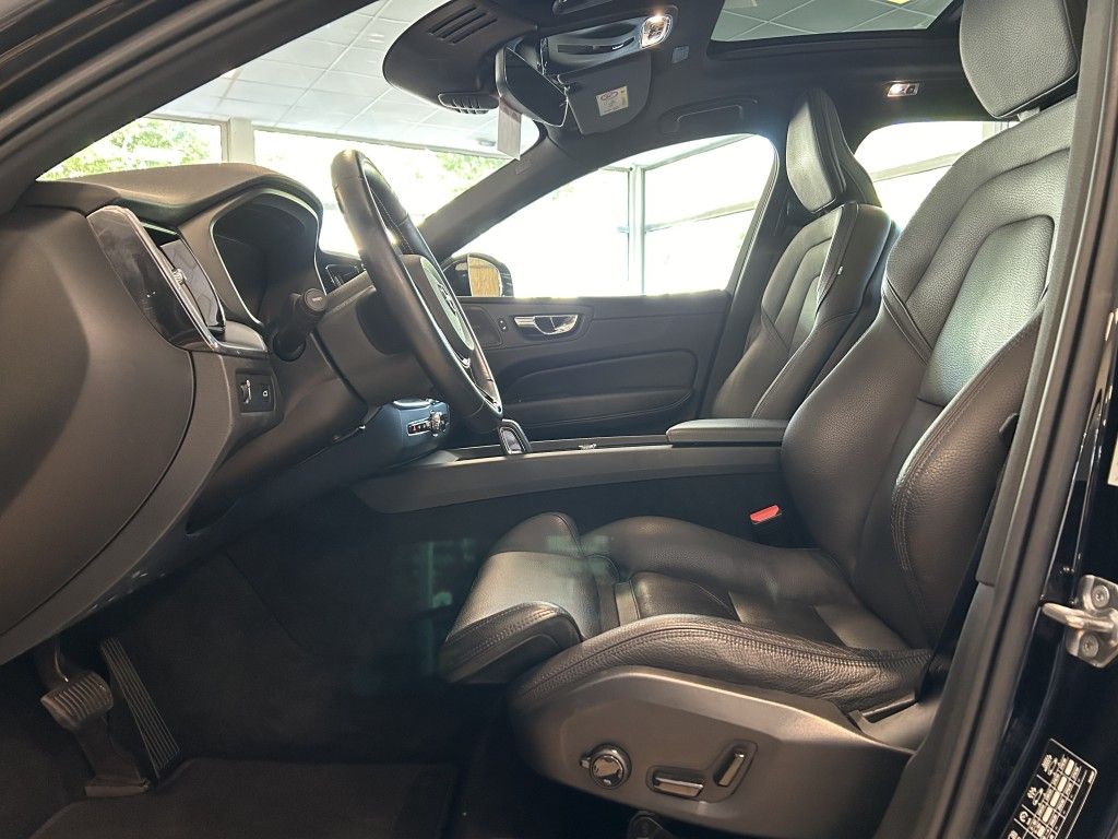 Volvo XC60 Momentum Pro AWD Pano