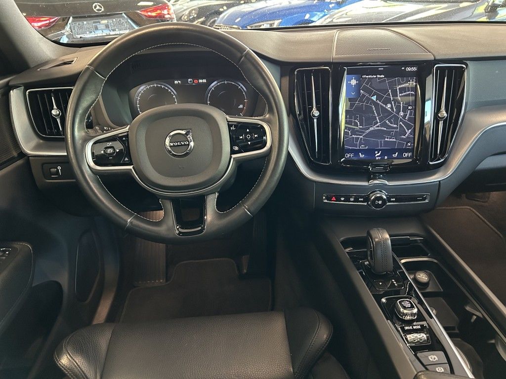 Volvo XC60 Momentum Pro AWD Pano