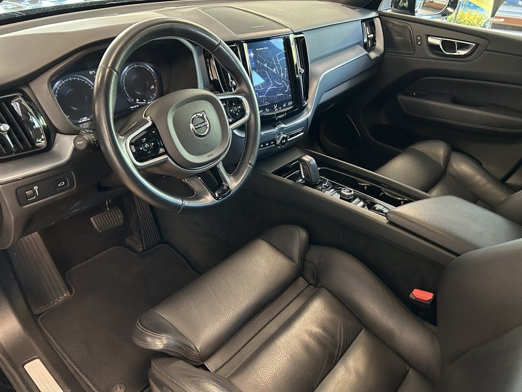 Volvo XC60 Momentum Pro AWD Pano