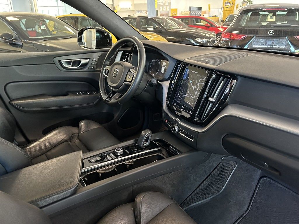 Volvo XC60 Momentum Pro AWD Pano