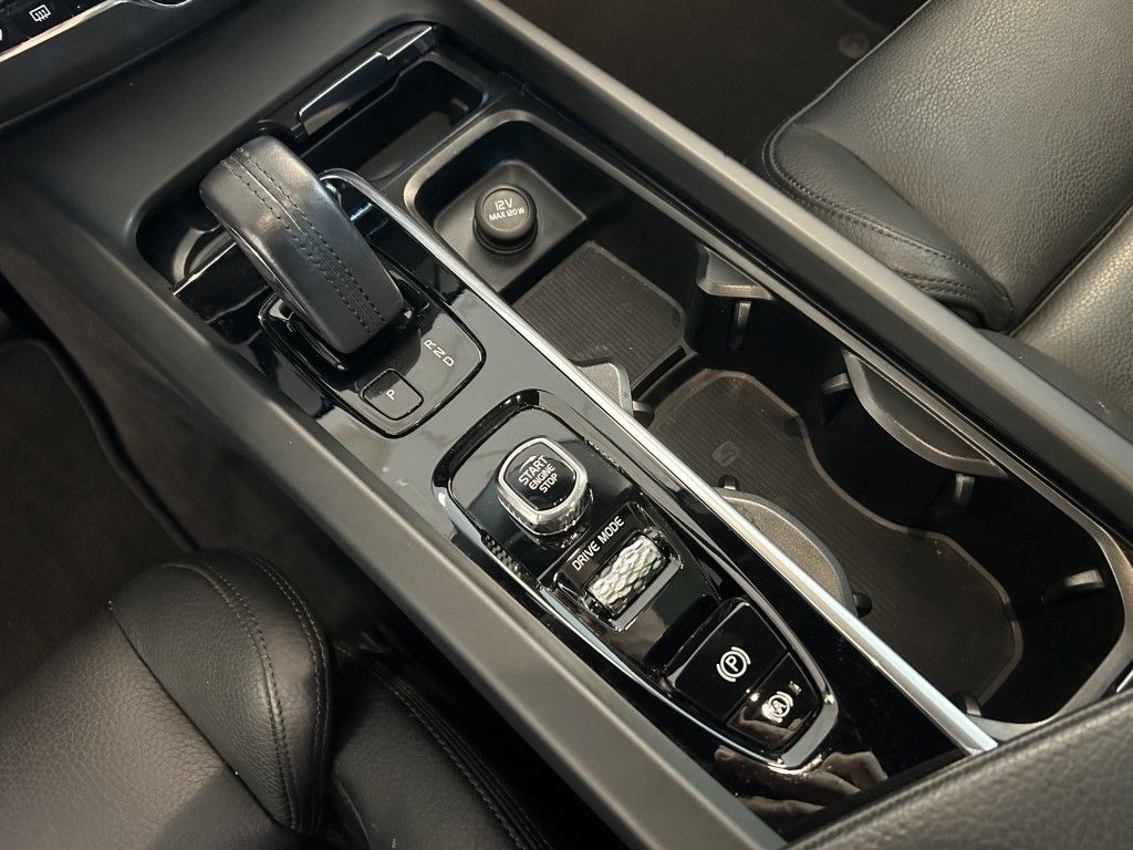 Volvo XC60 Momentum Pro AWD Pano