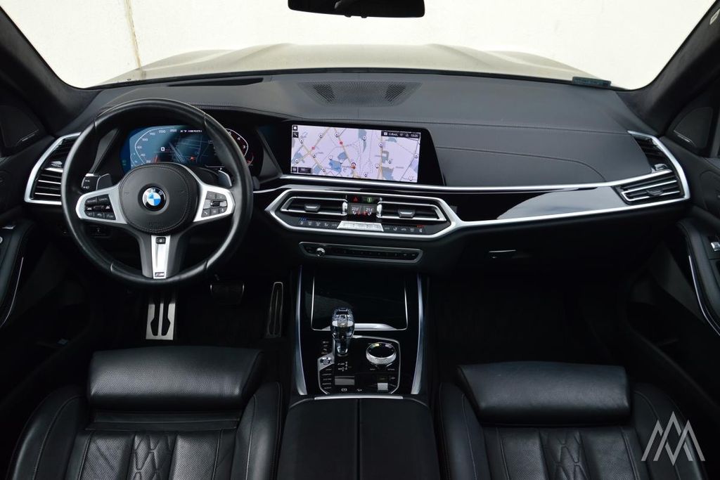 BMW X7 M50i