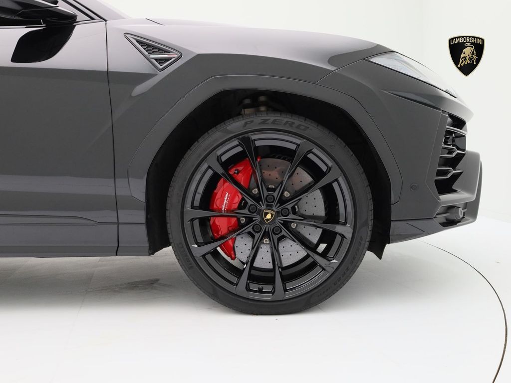 Lamborghini Urus AKRAPOVIC